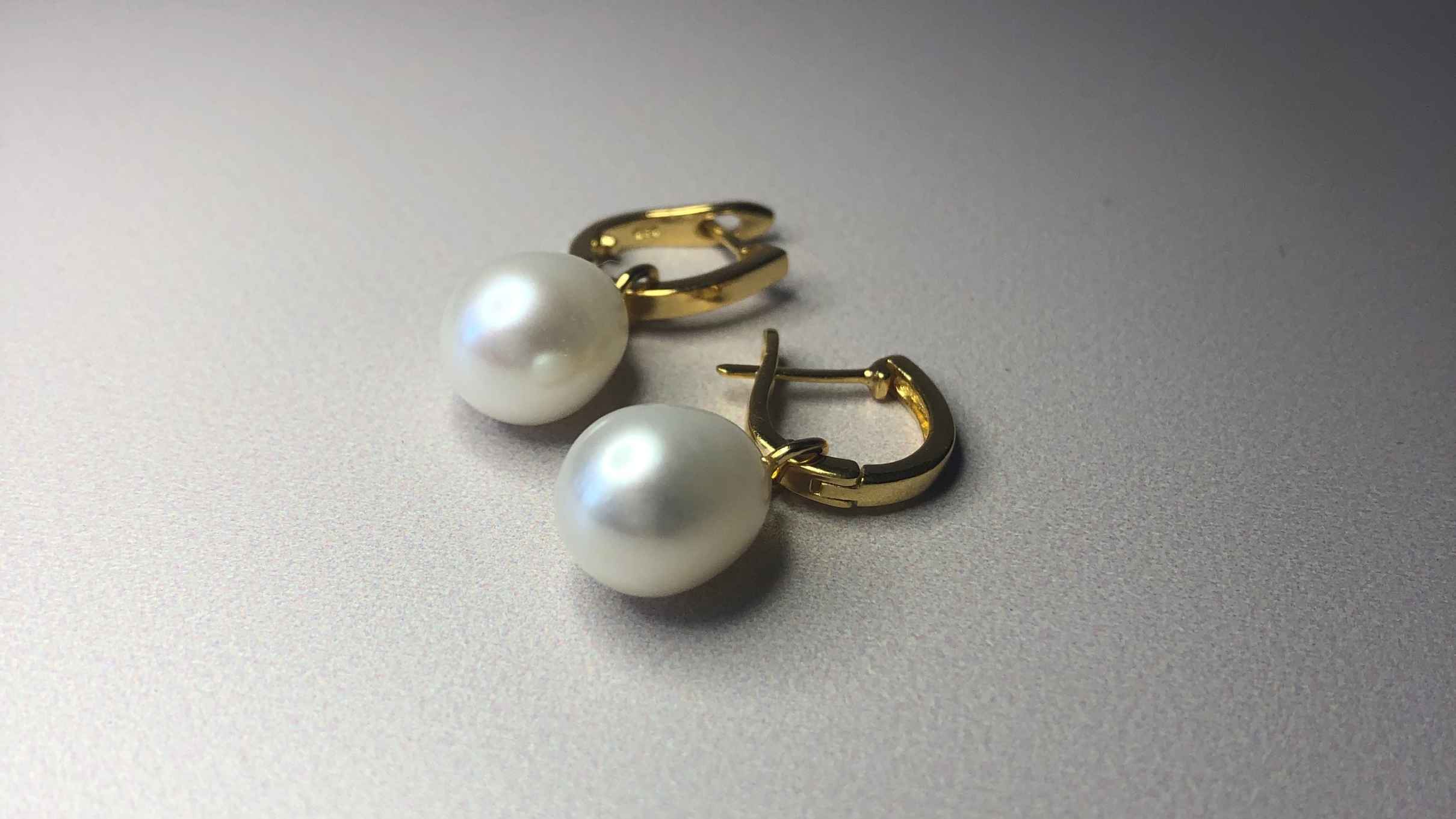 Iconic pearl earrings.
